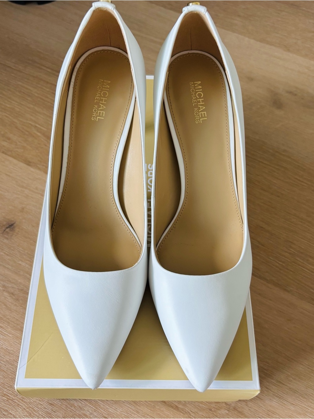 MICHAEL Michael Kors White Pointed-Toe Leather pumps - Picture 2 of 4